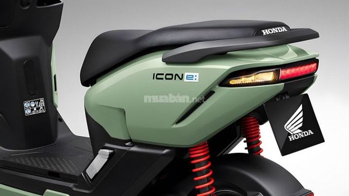 Cụm đèn hậu và đèn xi nhan được thiết kế liền mạch, tạo sự đồng nhất cho phần đuôi xe