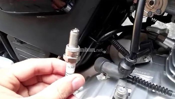 Kiểm tra và thay bugi xe máy