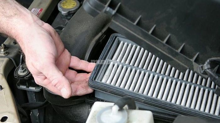 Kiểm tra và thay lọc gió