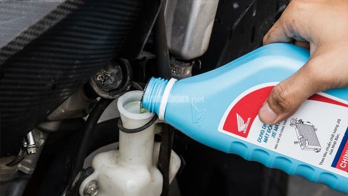 Kiểm tra và thay nước làm mát