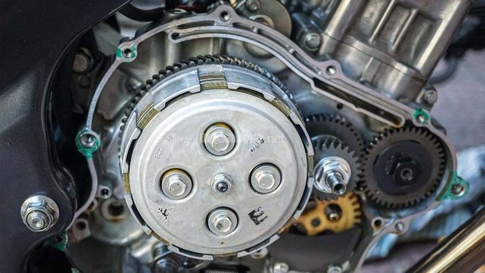 Kiểm tra và thay bộ ly hợp