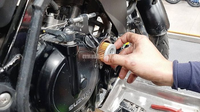 Kiểm tra và thay lọc dầu