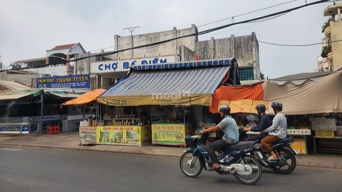 Chợ Bà Điểm nằm gần Ngã tư Cây Me, thuận tiện cho việc mua sắm và giao thương.