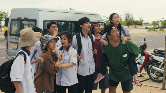 Nhóm bạn The Light với ước mơ trở thành Idol, mỗi người mang một câu chuyện và hoàn cảnh gia đình khác nhau.