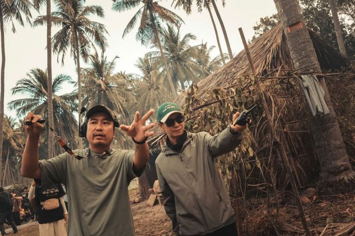 Đạo diễn Lý Hải và đạo diễn hình ảnh Cường C.U cùng làm việc trên phim trường.