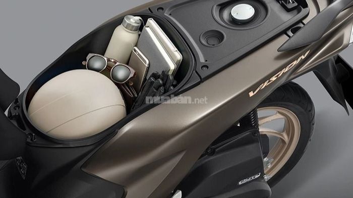 Cốp xe và hộc đựng đồ phía trước rất rộng rãi, mang lại sự tiện lợi khi cần chứa đồ đạc.