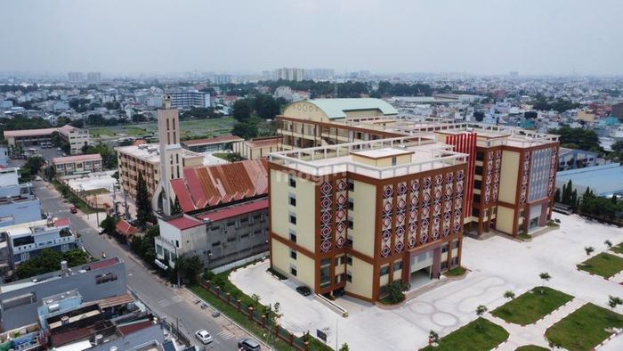 Ngã Tư Trung Chánh và các khu vực xung quanh là nơi tập trung nhiều cơ sở giáo dục uy tín, mang lại cơ hội học tập tốt cho học sinh, sinh viên.