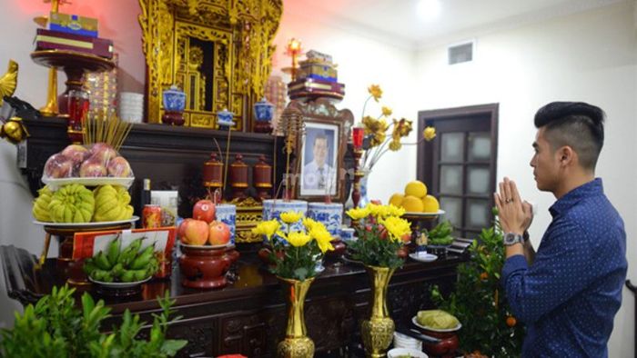 Thực hiện cúng lễ tổ tiên để cầu bình an