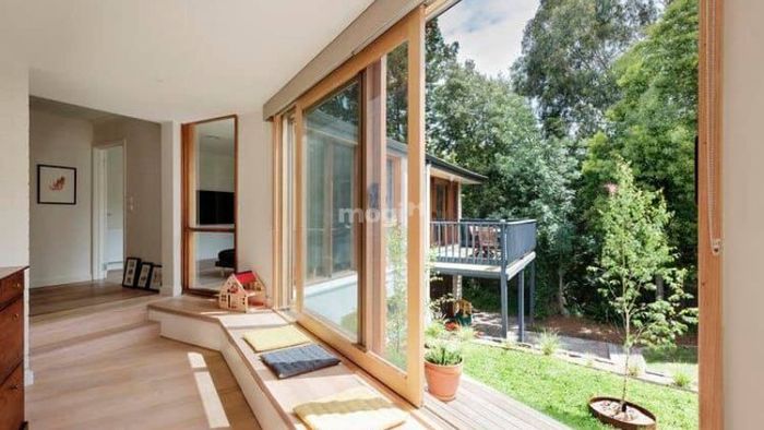 Mở cửa để đón ánh sáng vào nhà