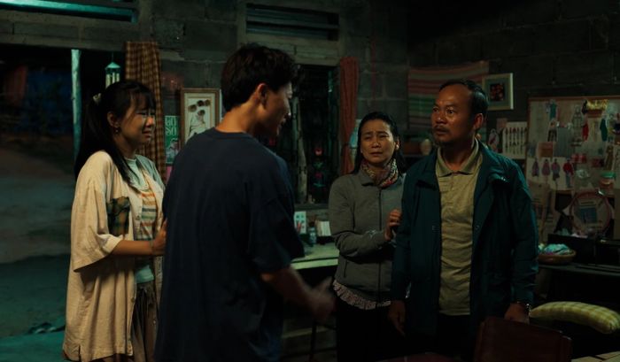 Hồng Thu (bên trái) trong vai Phúc, bên cạnh là anh trai Tâm (Đoàn Thế Vinh), ba (Long Đẹp Trai) và mẹ (NSƯT Tuyết Thu).