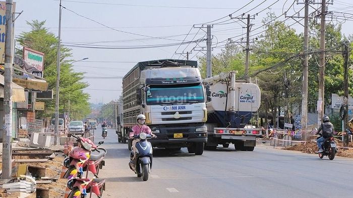 Lưu lượng giao thông tại Ngã tư Sông Ray thay đổi theo từng khung giờ, đông đúc nhất vào các buổi sáng sớm và chiều tối.