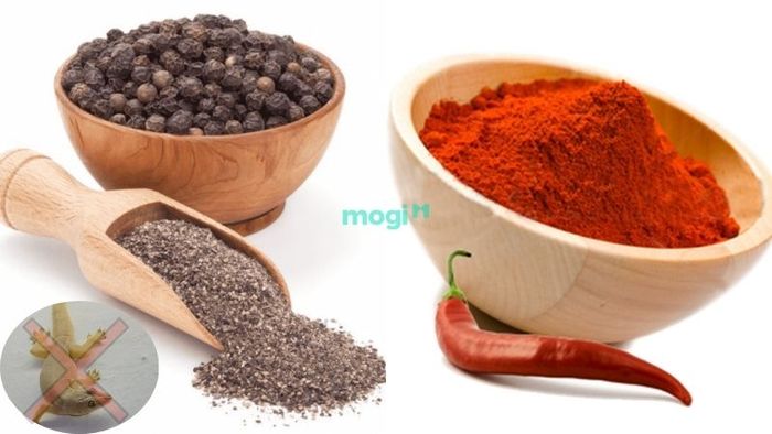 Sử dụng thực phẩm cay nồng như tiêu và ớt để xua đuổi thằn lằn trong nhà.