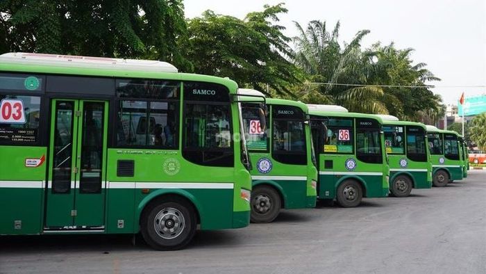 Xe buýt là một lựa chọn thuận tiện để di chuyển đến khu vực Ngã tư Sông Ray.