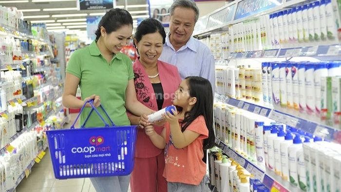 Bên cạnh các khu chợ truyền thống, khu vực quanh Ngã tư Sông Ray còn phát triển mạnh hệ thống siêu thị hiện đại như Co.op Mart, Lotte, phục vụ nhu cầu mua sắm tiện lợi của người dân.