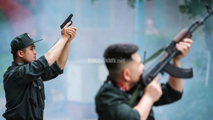 Mơ thấy mình đang cầm vũ khí, chuẩn bị giết giặc