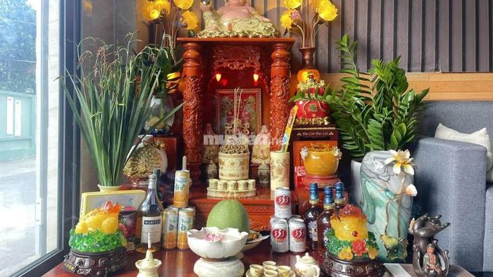 Đặt lọ hoa đúng phong thủy trên bàn thờ Thần Tài để chiêu tài, rước lộc