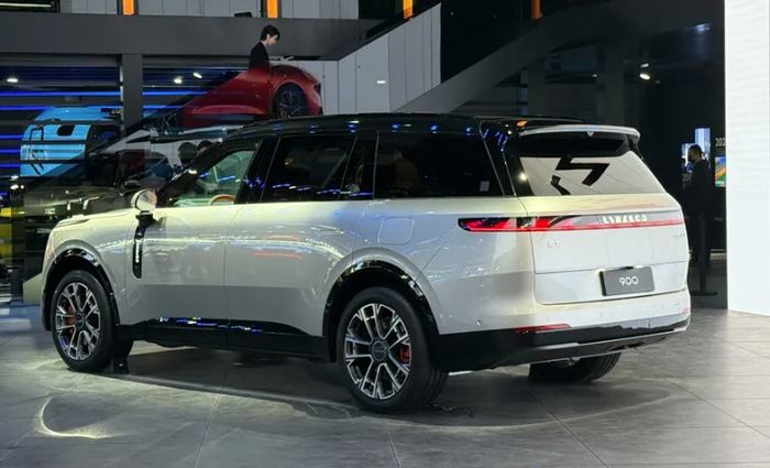 Lynk & Co 900 2.jpg