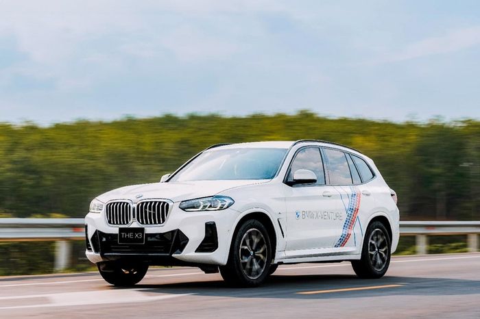 BMW X3 gây ấn tượng với không gian nội thất rộng rãi và khả năng vận hành vượt trội, sẵn sàng chinh phục mọi hành trình.jpg
