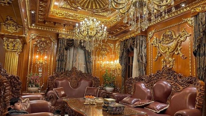 Lâu đài Con Gà Vàng nổi bật giữa trung tâm Thủ đô Hà Nội