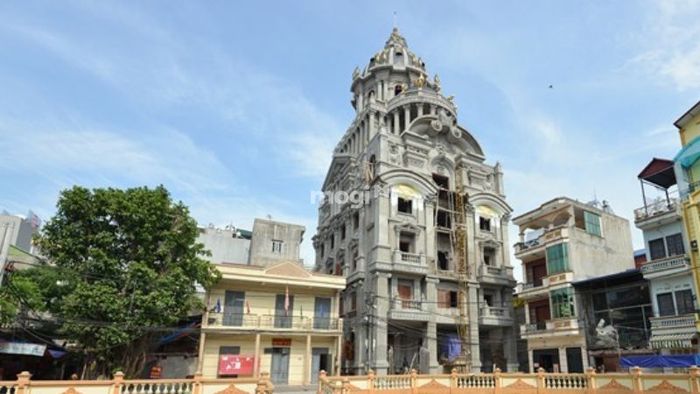 Lâu đài Con Gà Vàng nổi bật giữa lòng Thủ đô Hà Nội