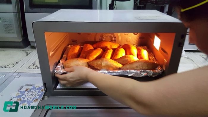 nuong-khoai-bang-lo-vi-song-hinh-01