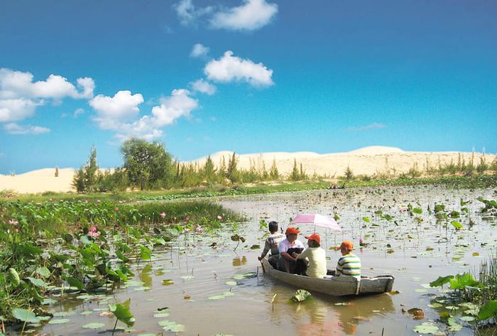 Khám phá khu du lịch Bàu Trắng U&Me và tận hưởng làn gió mát từ biển Phan Thiết.