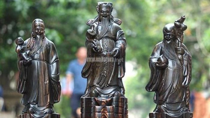 Đặt 2 bên cửa chính