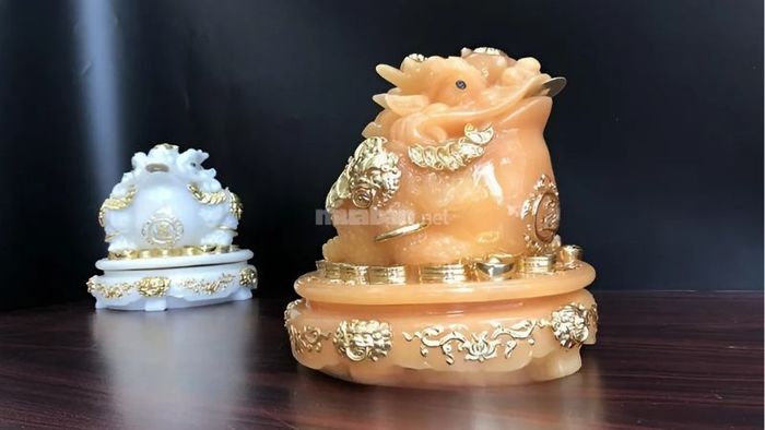 Để khai quang tượng cóc ngậm tiền trong nhà theo phong thủy, gia chủ cần thực hiện những nghi lễ và bước đi đúng cách để tăng cường hiệu quả thu hút tài lộc và may mắn cho gia đình.