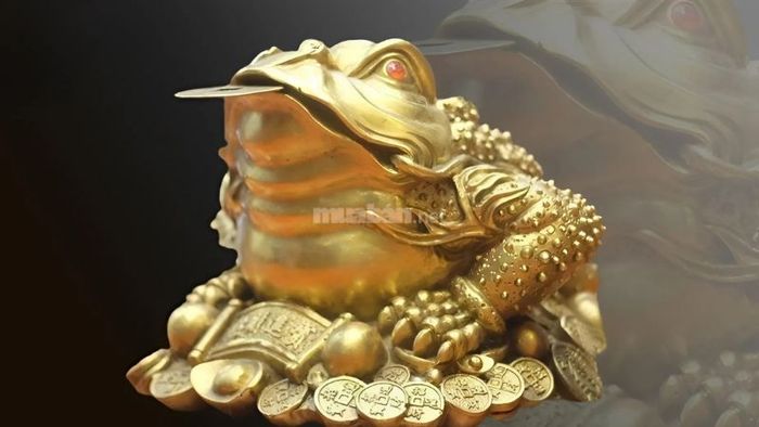 Đặt tượng cóc ngậm tiền tại hướng Đông Nam của phòng khách để thu hút tài lộc và may mắn