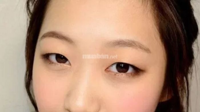 Mắt một mí thường có bề mặt mí phẳng, trơn hoặc chỉ có một nếp gấp rất mờ.