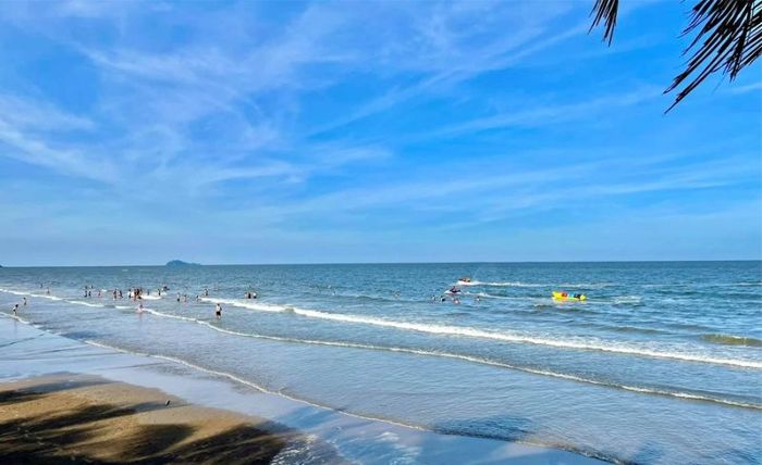 Biển Hải Tiến, một thiên đường biển hoang sơ và tĩnh lặng tại Thanh Hóa, là điểm đến lý tưởng cho những ai yêu thích sự thanh bình.