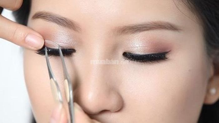 Trang điểm là phương pháp đơn giản và linh hoạt để khắc phục nhược điểm mắt một mí.