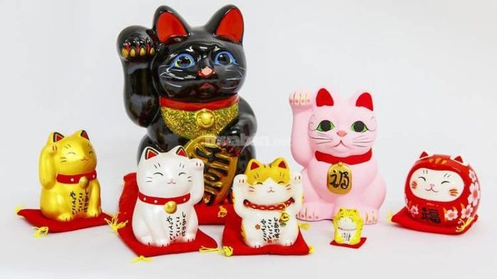 Mèo Maneki Neko, biểu tượng may mắn trong văn hóa Nhật Bản, chính là hình mẫu tượng trưng của mèo tam thể