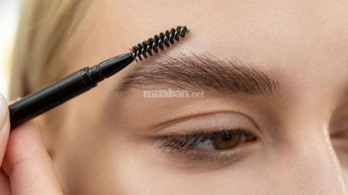 Có thể sử dụng mascara dành riêng cho lông mày để tạo hình và định hình lại dáng mày.