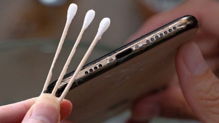 ve-sinh-loa-iphone-22