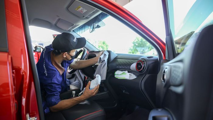 KTV chăm sóc xe của khách hàng trong sự kiện Hyundai Care Day.jpg