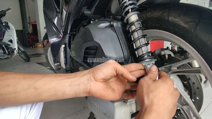 Có nên phục hồi phuộc xe máy hay thay phuộc nhún mới?