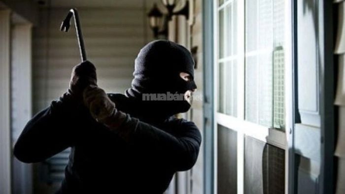 Mơ thấy phụ nữ vào nhà ăn trộm