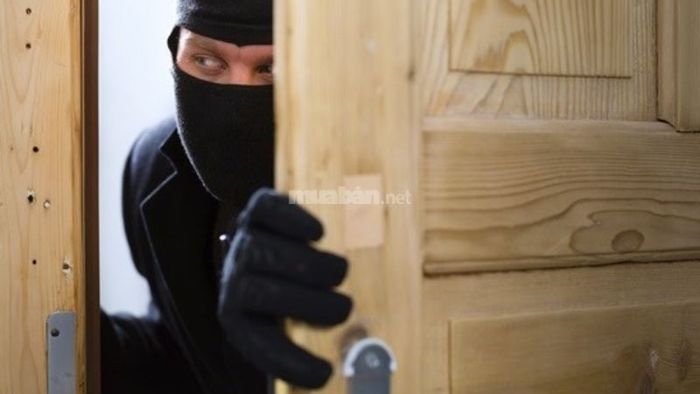 Mơ thấy người đàn ông vào nhà ăn trộm
