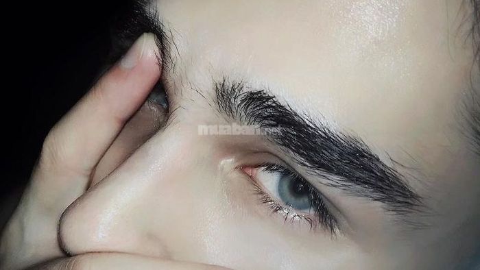 Kiểu lông mày dựng ngược phần đuôi