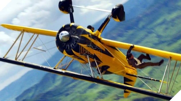 Tom Cruise tiếp tục thực hiện những màn hành động đầy cam go. Trong trailer mới của Mission Impossible 8, nam tài tử 62 tuổi lại táo bạo treo mình lơ lửng trên máy bay, một lần nữa khiến khán giả phải ngỡ ngàng.