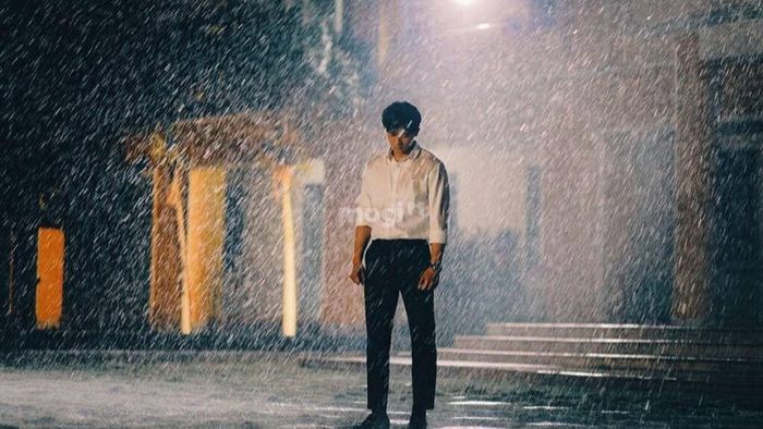 Giấc mơ thấy mình đi trong mưa là dấu hiệu bạn sẽ nhận được sự hỗ trợ từ một quý nhân trong công việc, giúp bạn vượt qua những khó khăn.