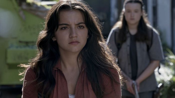 Isabela Merced và Bella Ramsey trong The Last of Us