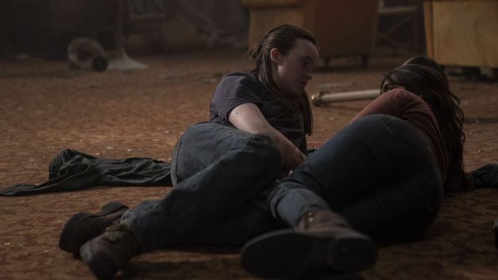 Isabela Merced và Bella Ramsey trong The Last of Us