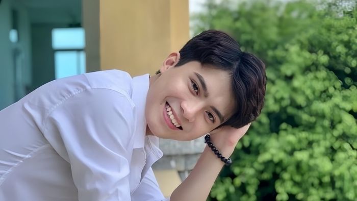 hình ảnh trai Việt Nam học sinh với nụ cười rạng rỡ