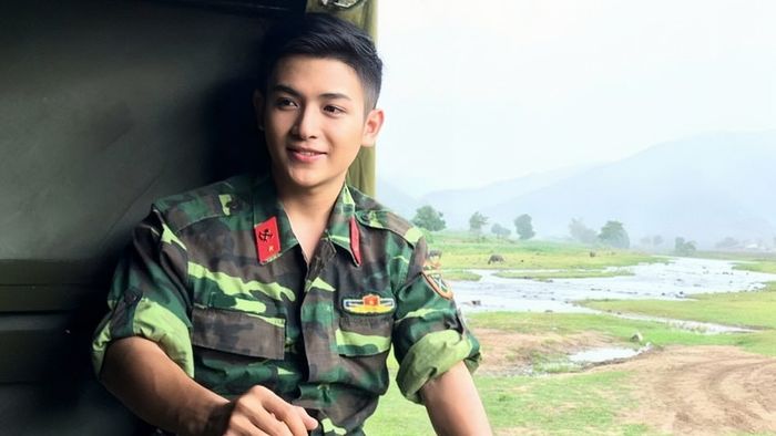 Hình ảnh con trai bộ đội Việt Nam trầm lặng, sâu sắc