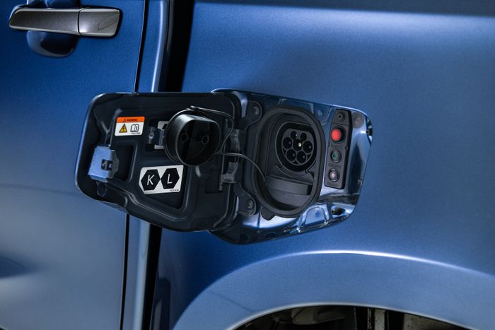 2026-isuzu-d-max-ev-debuts-with-dual-motor-powertrain_6.jpg