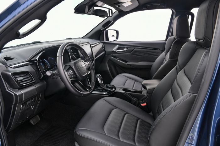 2026-isuzu-d-max-ev-debuts-with-dual-motor-powertrain_7.jpg