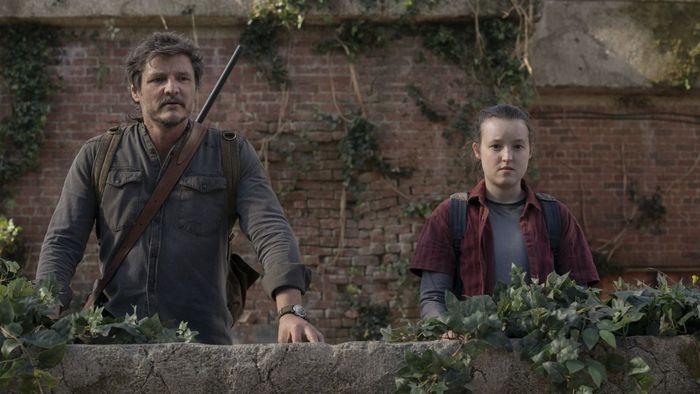 Pedro Pascal và Bella Ramsey trong The Last of Us