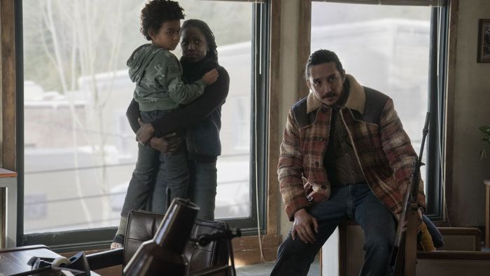 Ezra Benedict Agbonkhese, Gabriel Luna, và Rutina Wesley trong The Last of Us